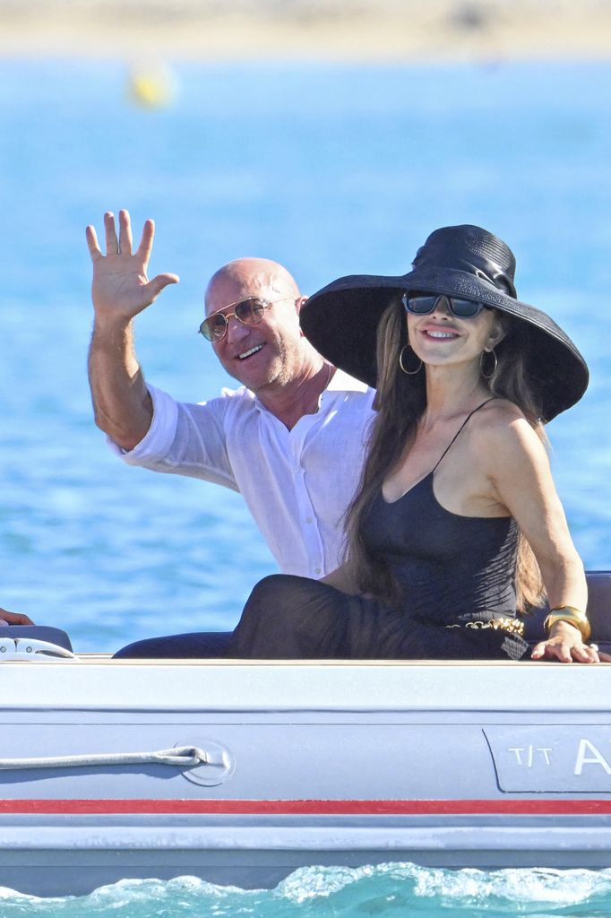 Jeff Bezos y su esposa Lauren Sanchez Bezos fueron vistos en el emblemático Club 55 en la Playa de Pampelonne en Saint-Tropez.