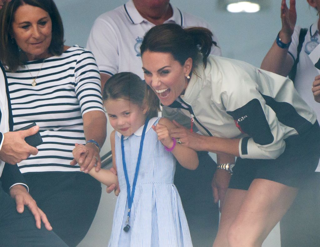 Al parece, Carole ha sido un gran apoyo para Kate y William, especialmente con sus hijos.