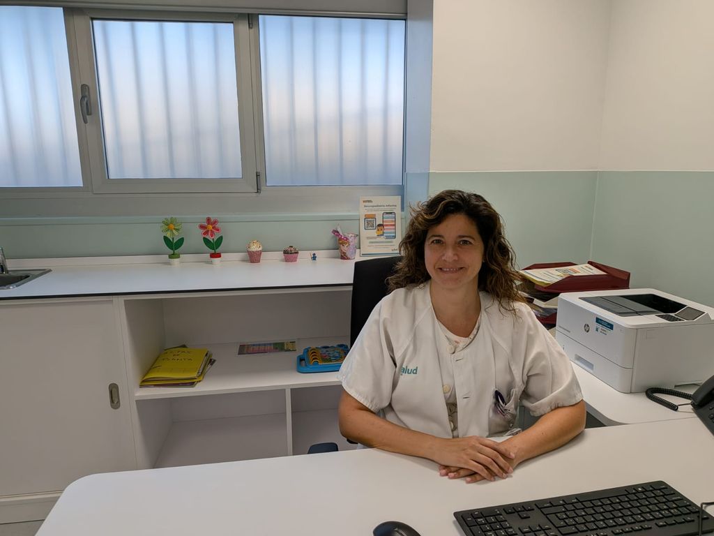 La Dra. Lorena Monge, neuropediatra, en su consulta