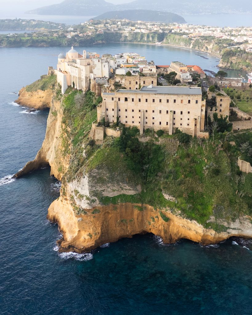 Palazzo d'Avalos y el pueblo histórico amurallado de Terra Murata, situados en el promontorio más alto de la isla de Prócida, Italia 