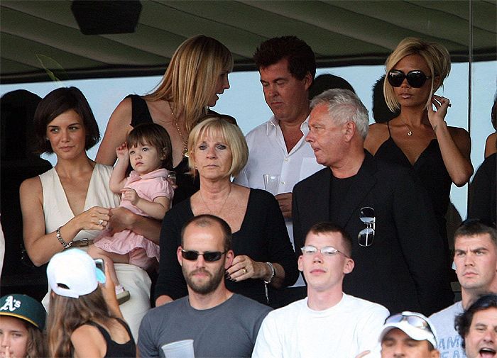 Victoria Beckham y Katie Holmes en un partido de David Beckham en Los Ángeles