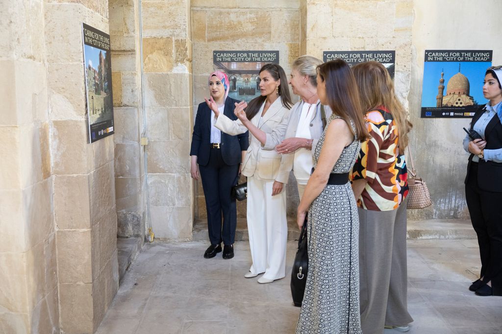 La reina Letizia descubre en El Cairo la belleza oculta de la Ciudad de los Muertos