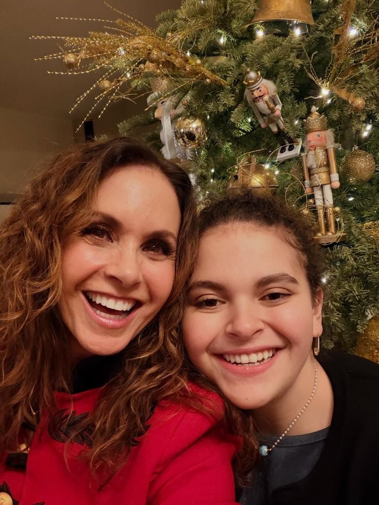 Lucero y su hija Lucerito posaron frente al árbol de Navidad