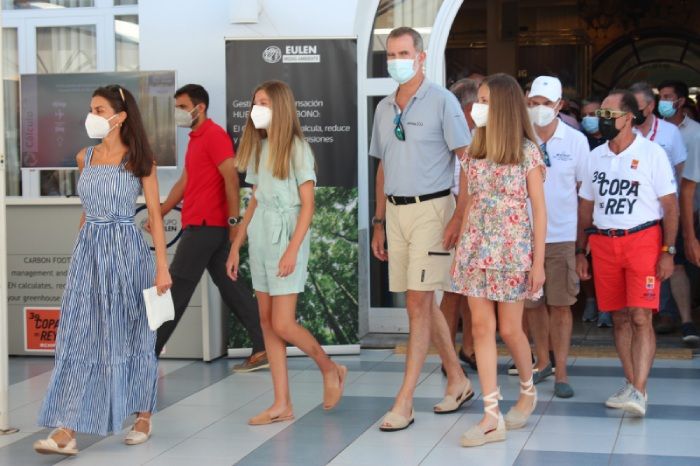 Los Reyes y sus hijas reciben al medallista Joan Cardona en el Real Club Náutico de Palma