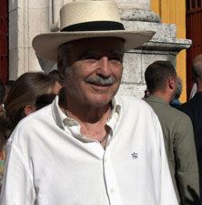 Máximo Valverde se protege del sol con un sombrero para disfrutar de la primera cita de la Feria de San Miguel