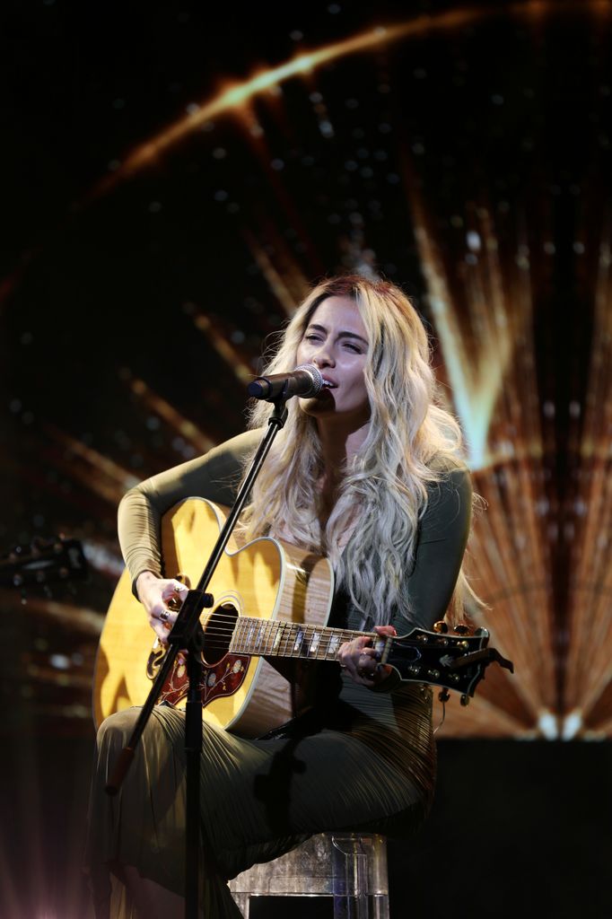 Paris también formó parte de los espectáculos de la gala amfAR y cantó en el escenario solo acompañada por una guitarra