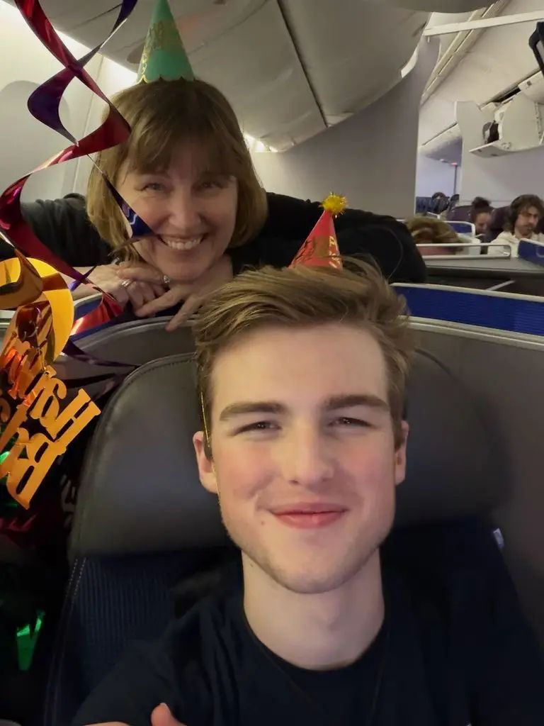 Iain Armitage junto a su madre