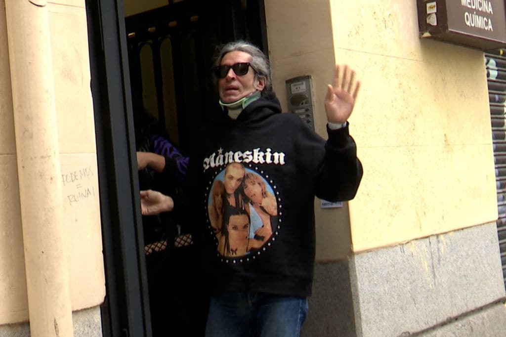 Plano medio de Mario Vaquerizo saludando a la prensa entrando a su casa