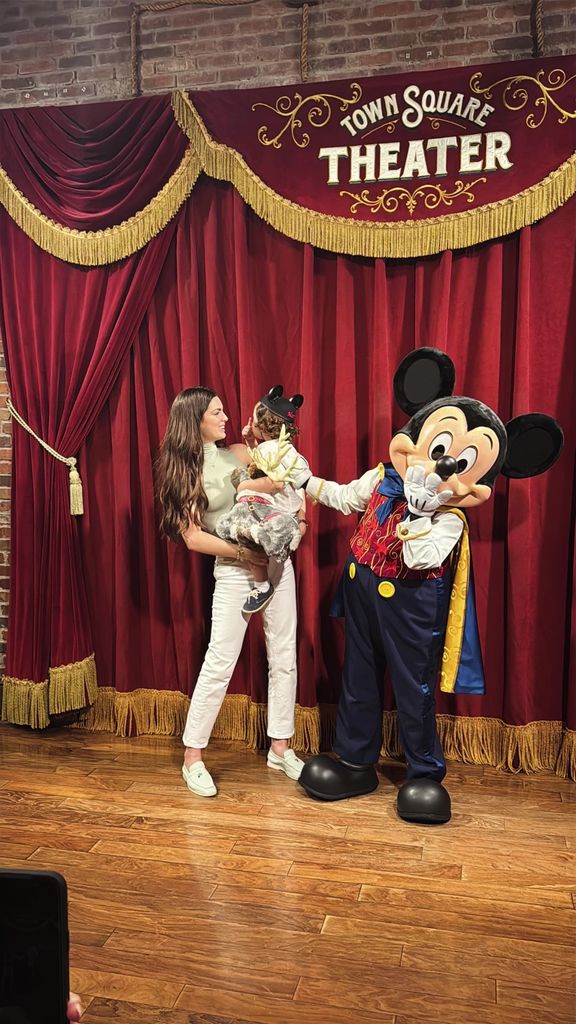 Nadia Ferreira y su hijo Marquitos tuvieron la oportunidad de saludar a Mickey Mouse.