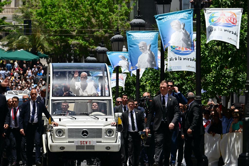 El Papa León XIV saluda desde el papamóvil a su llegada a la Catedral de Santa Ana, donde mantiene un encuentro con obispos, sacerdotes, diáconos, religiosos, seminaristas y agentes de pastoral durante su visita a Las Palmas de Gran Canaria