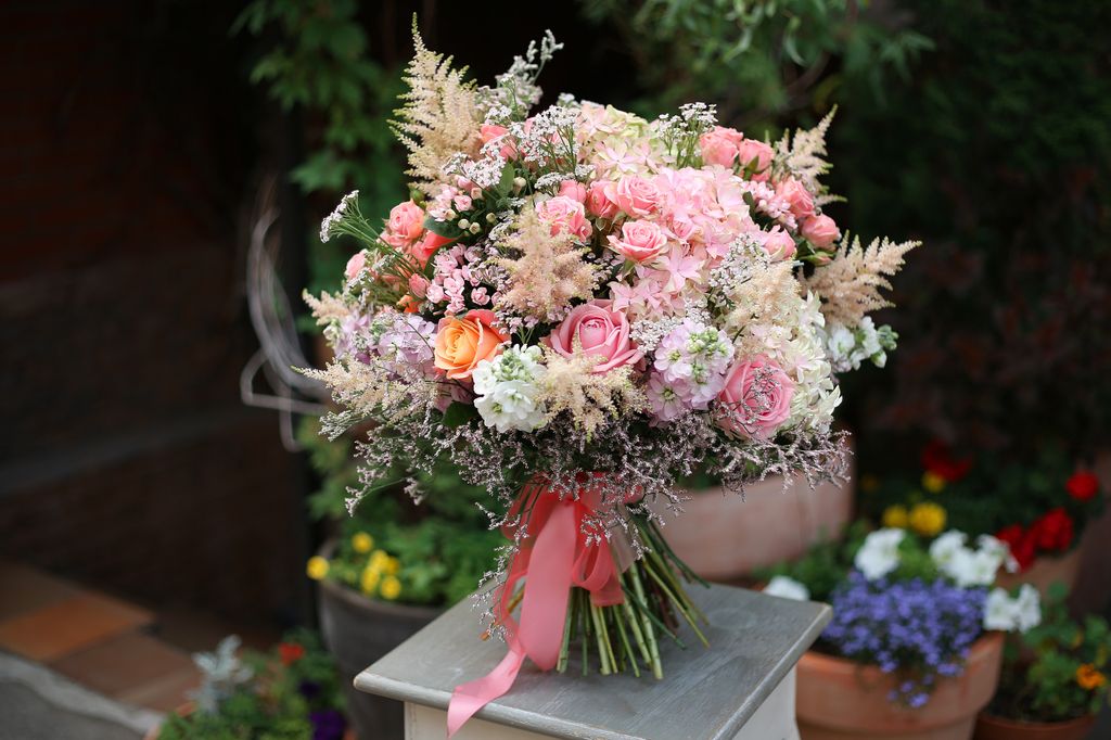 Ramo con astilbe y rosas.