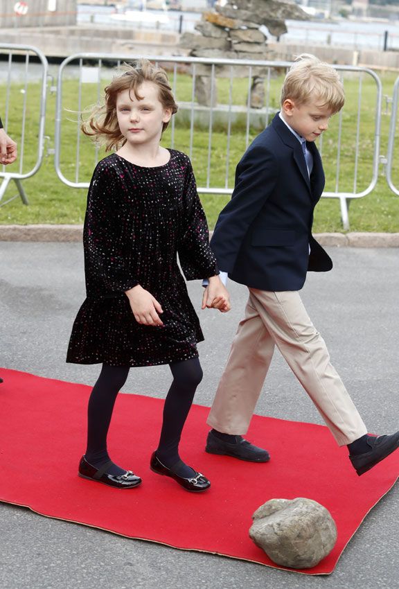 Jacques y Gabriella de Mónaco de la mano
