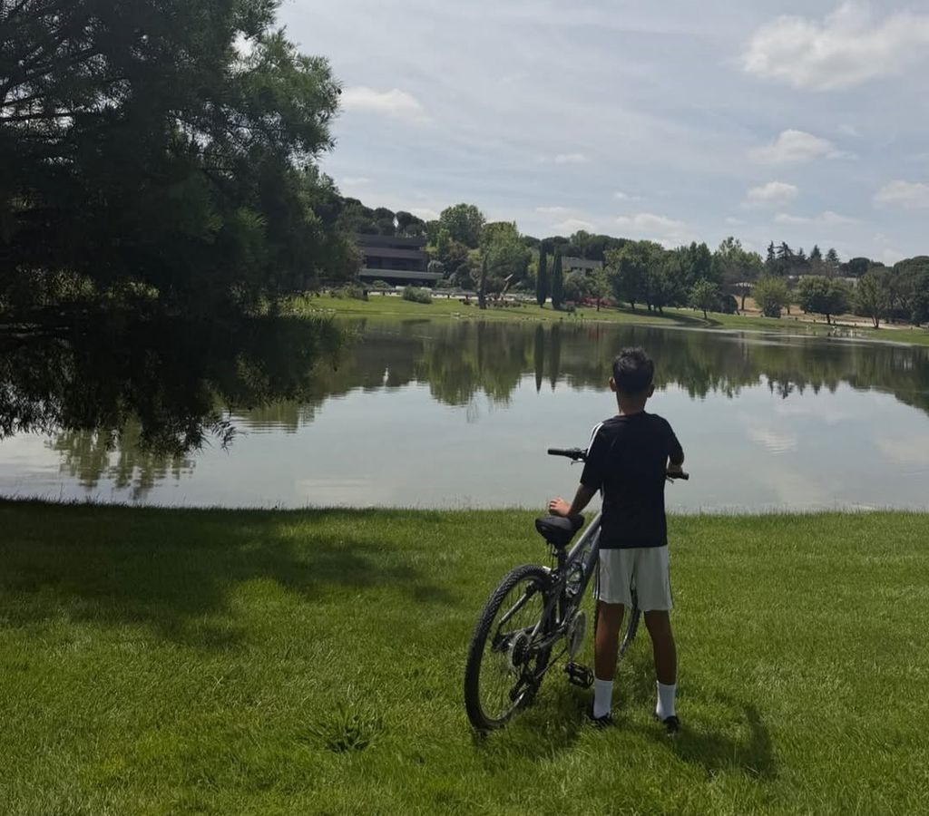 Mateo junto a su bicicleta al aire libre