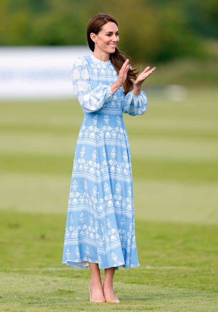 Lady Natasha Rufus Isaacs eligió para la boda de Peter Phillips y Harriet Sperling uno de sus propios diseños de Beulah London, un vestido estampado en azul aciano que la princesa de Gales ya había lucido en 2023
