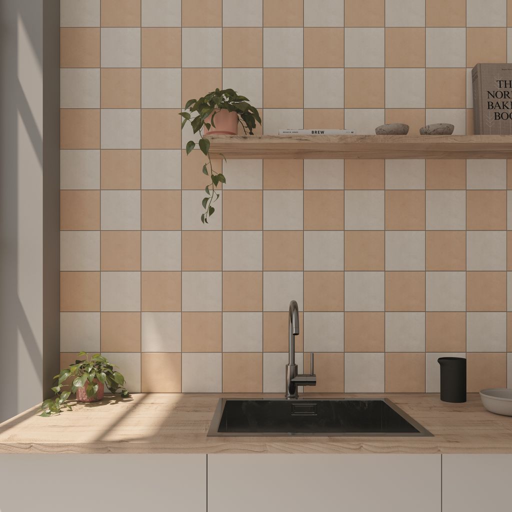 Pared de la cocina con azulejos cuadrados en damero