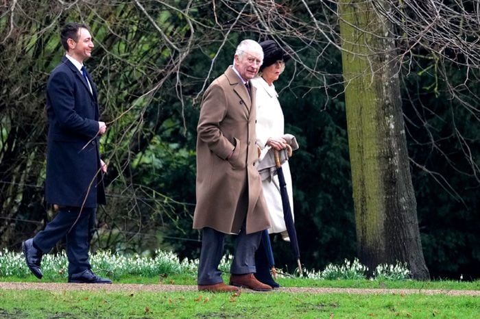 Carlos III y la reina Camilla con su equipo de seguridad