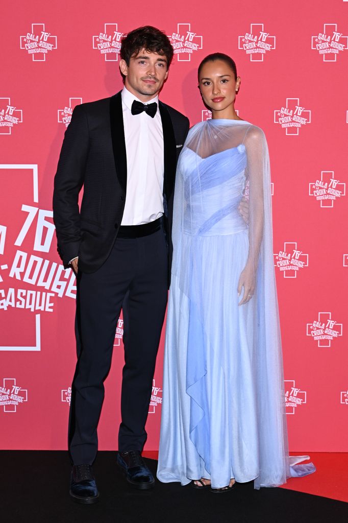 Charles Leclerc y Alexandra Saint Mleux en la 76a. edición de la gala de la Cruz Roja en Mónaco, el 12 de julio de 2025. 