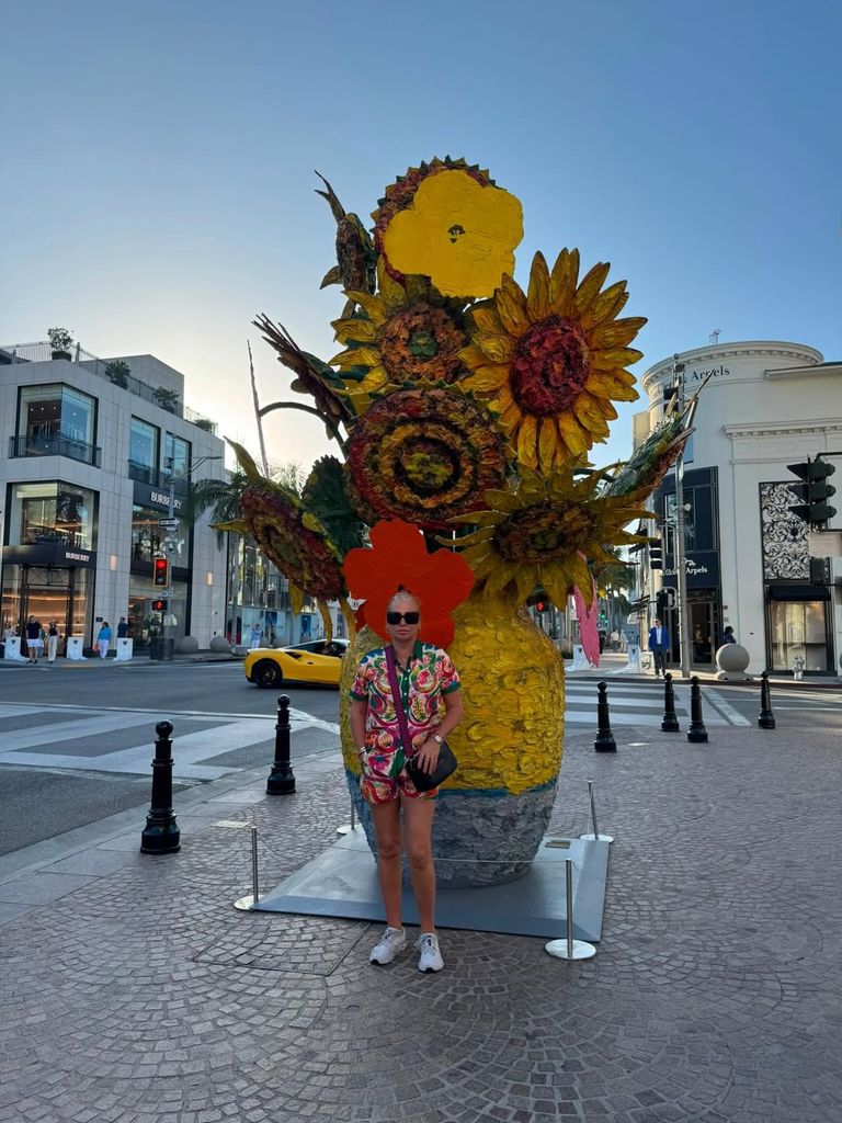 En Rodeo Drive con una escultura floral inspirado en Van Gogh