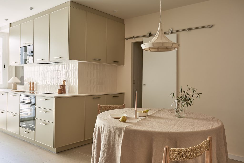 Cocina con muebles beige. 