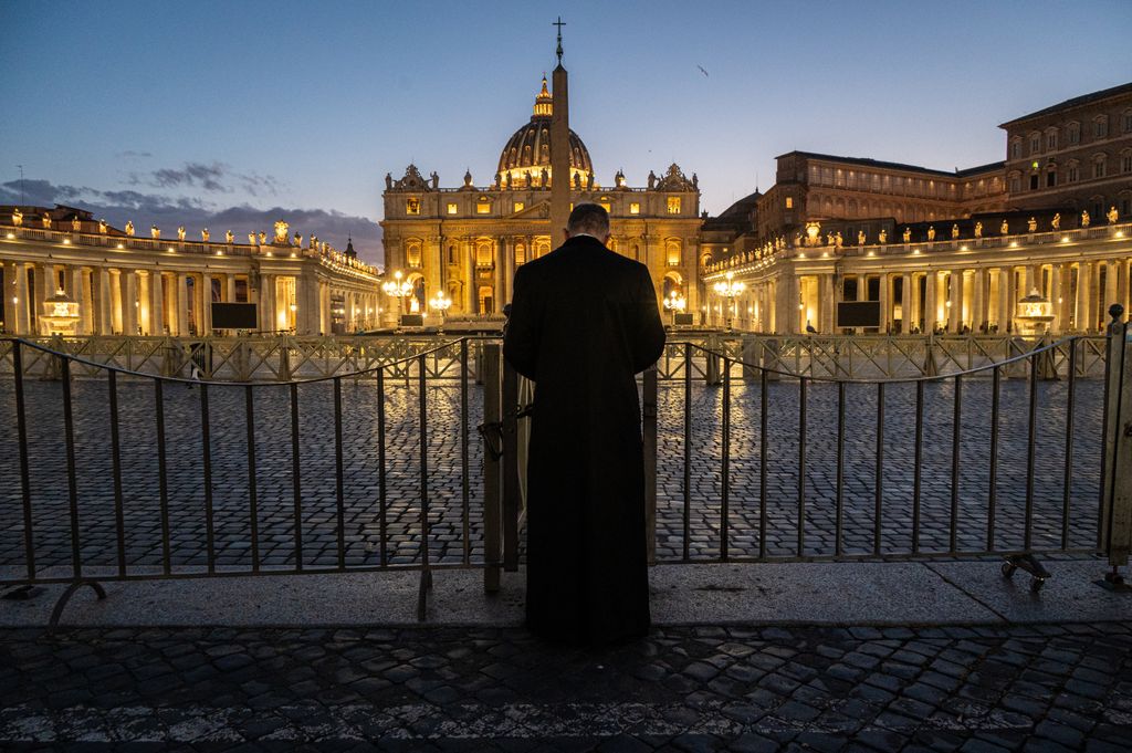 En la foto, un sacerdote reza frente a la Basílica de San Pedro, donde se celebrará el funeral del Papa Francisco. El Papa Francisco falleció el 21 de abril de 2025 a los 88 años.