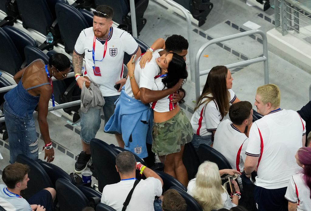 Jude Bellingham y Ashlyn Castro celebran uno de los triunfos de Inglaterra en el Mundial 2026