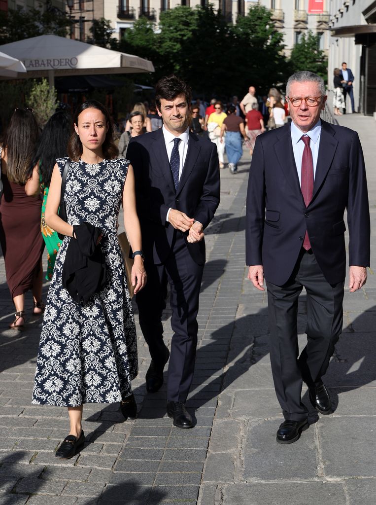 Alberto Ruiz Gallardón con su hijo y su nuera