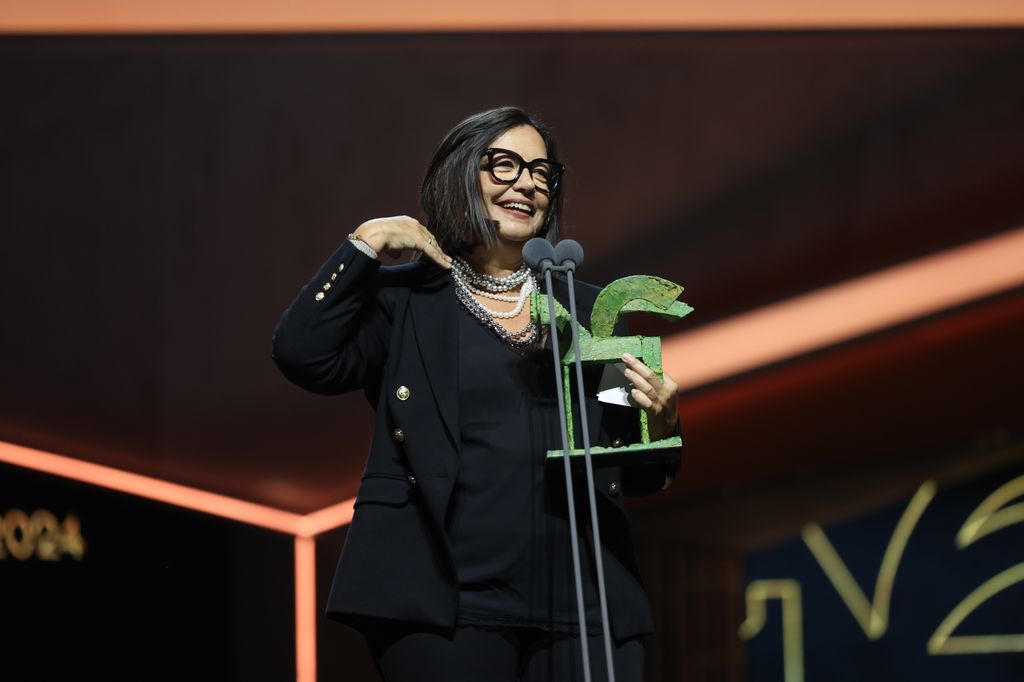 Plano medio de Angels Barceló agradeciendo su premio Ondas
