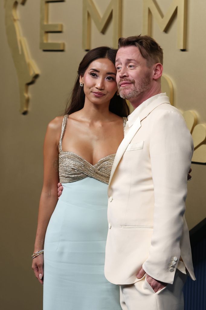 Brenda Song y Macaulay Culkin a su llegada a los Emmy.
