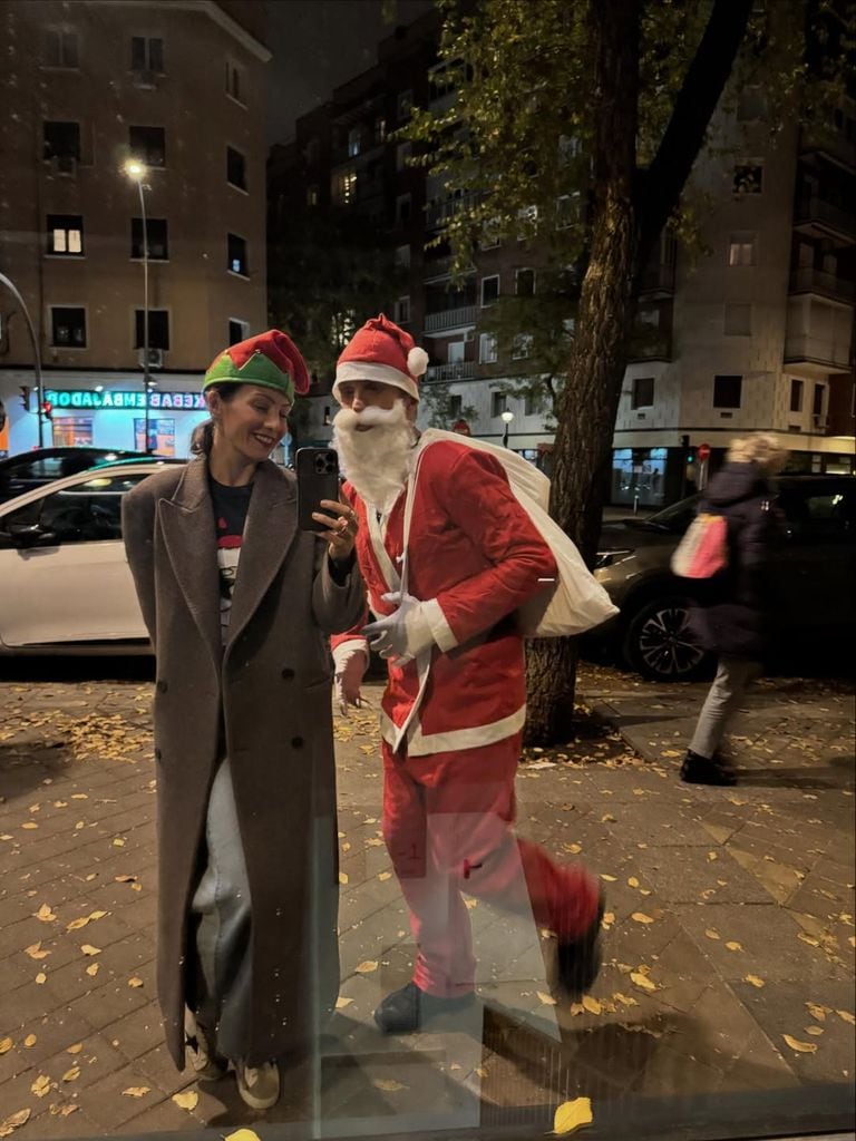 Manuel Díaz 'El Cordobés', junto a su mujer Virginia Troconis, sorprende a su hija Alba vestido de Papá Noel