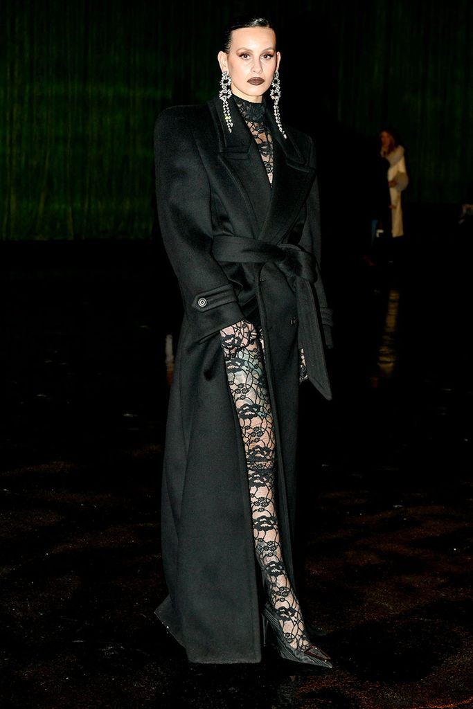 Milena Smit en el desfile de Saint Lauren en Paris Fashion Week