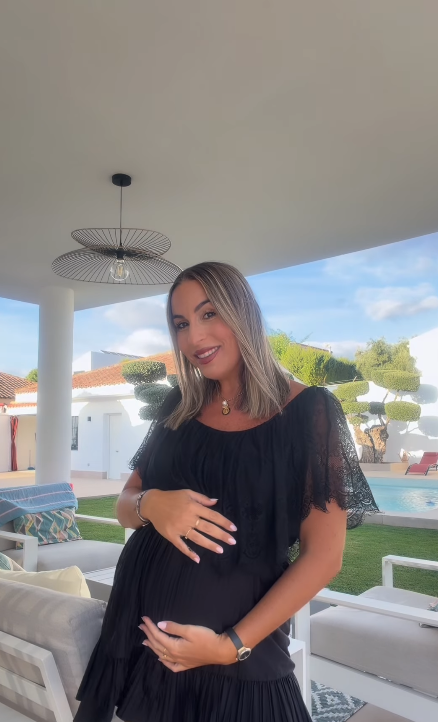 Luciendo un conjunto negro para irse a cenar y a celebrar con su niña