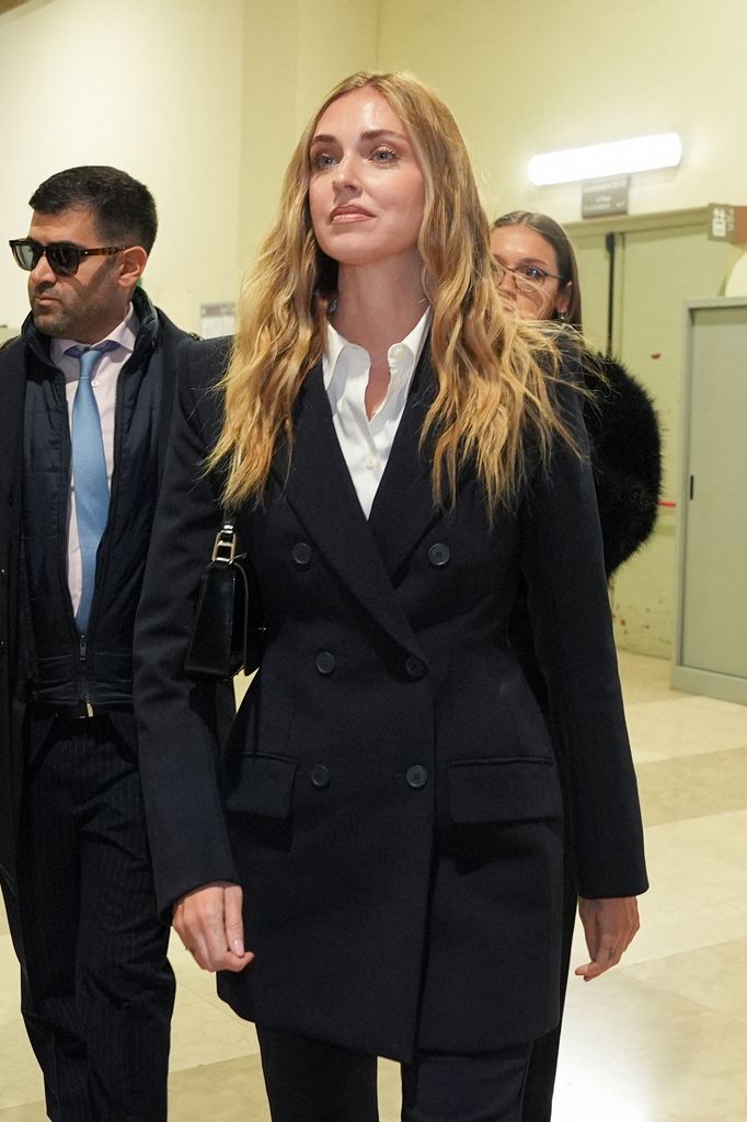 Chiara Ferragni vestida de traje en su juicio por el caso Pandoro
