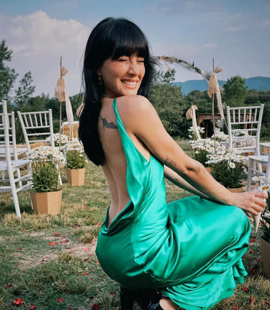 Aitana con vestido verde satinado en la boda de su amiga