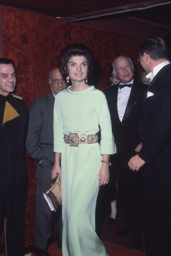 Jackie Kennedy con uno de sus brazaletes en 1967 en Nueva York. 