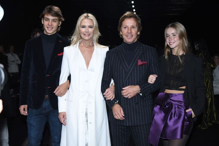 Valeria Mazza y su marido con sus dos hijos en la MBFW de Madrid
