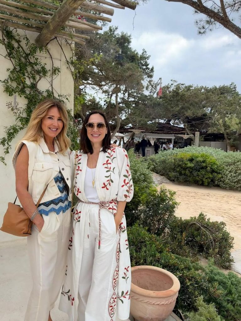 Tamara Falcó en Ibiza con un look blanco bohemio junto a Íñigo Onieva y su madre.