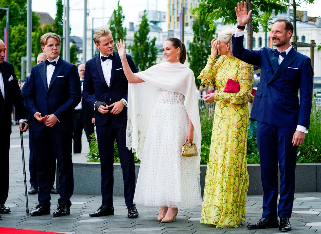 Plano entero de la familia real noruega saludando al llegar a la cena por el 18 cumpleaños de Ingrid