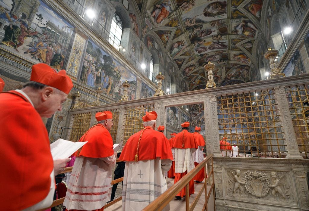 Cardenales se reúnen en la Capilla Sixtina para el cónclave, en marzo de 2013.