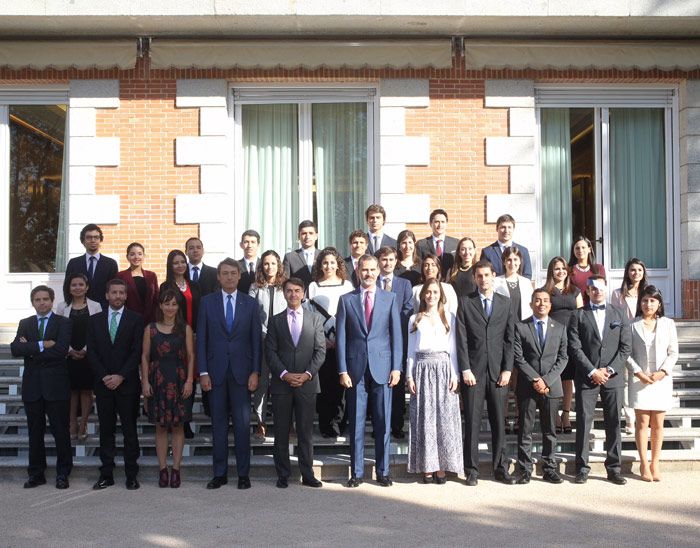 Foto de familia del Rey con los participantes en la XIV edición del programa de Jóvenes Líderes Iberoamericanos © Casa de S.M. el Rey
