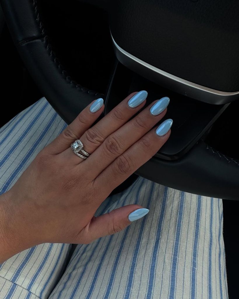 Manicura efecto espejo azul