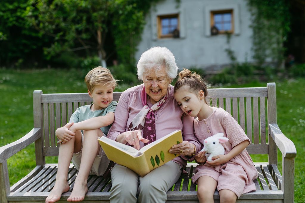 abuela leyendo un cuento con sus nietos