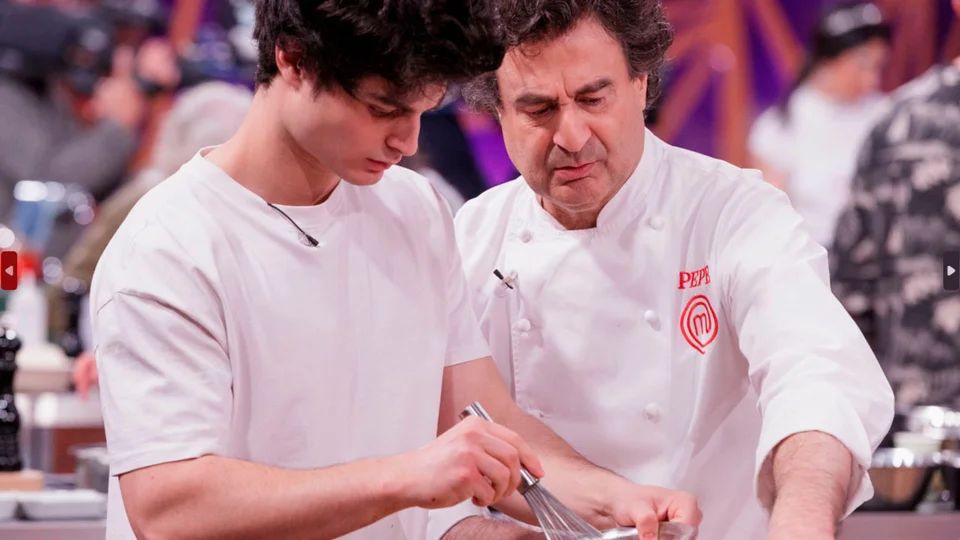 Pepe Rodríguez y su hijo, Jesús, cocinando juntos en 'Masterchef'