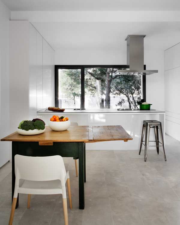 La cocina cuenta con una mesa de madera con un ala extensible, que puede crecer, según el número de comensales. Proyecto de Ábaton y diseño interior de Batavia. © Belén Imaz

