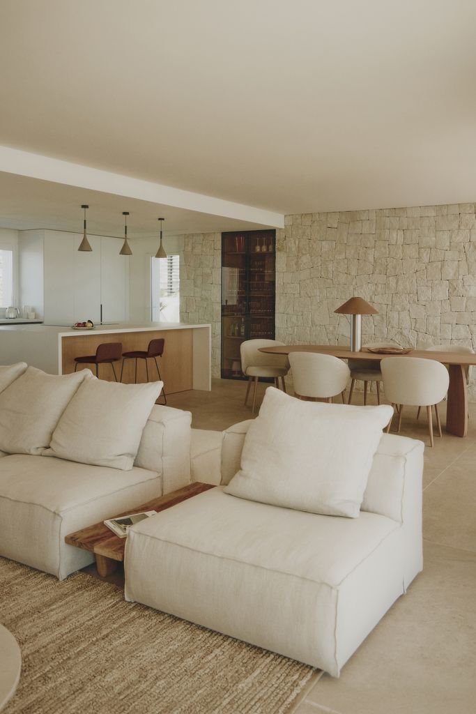 Salón con pared de piedra. 