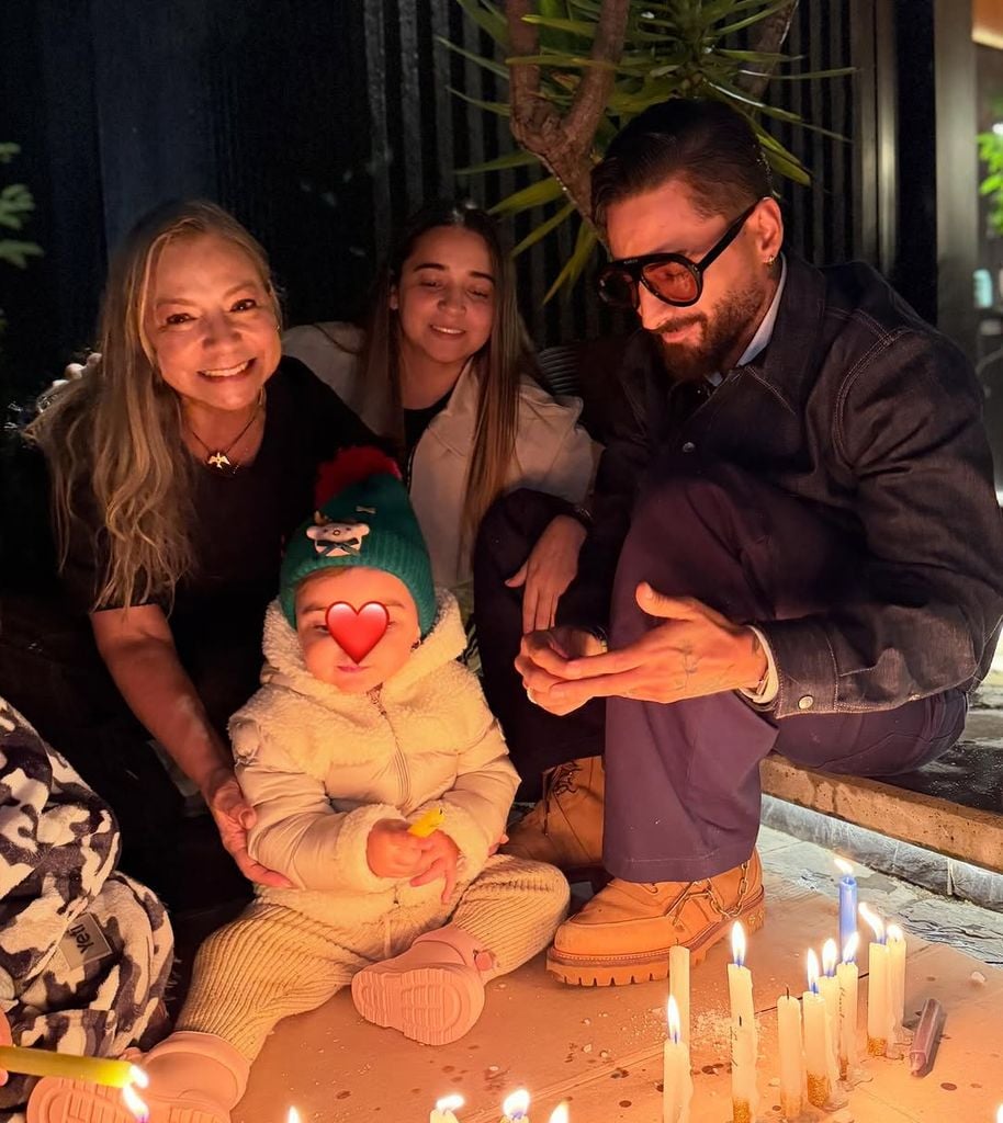 Maluma con Marlli Arias y la pequeña Paris.