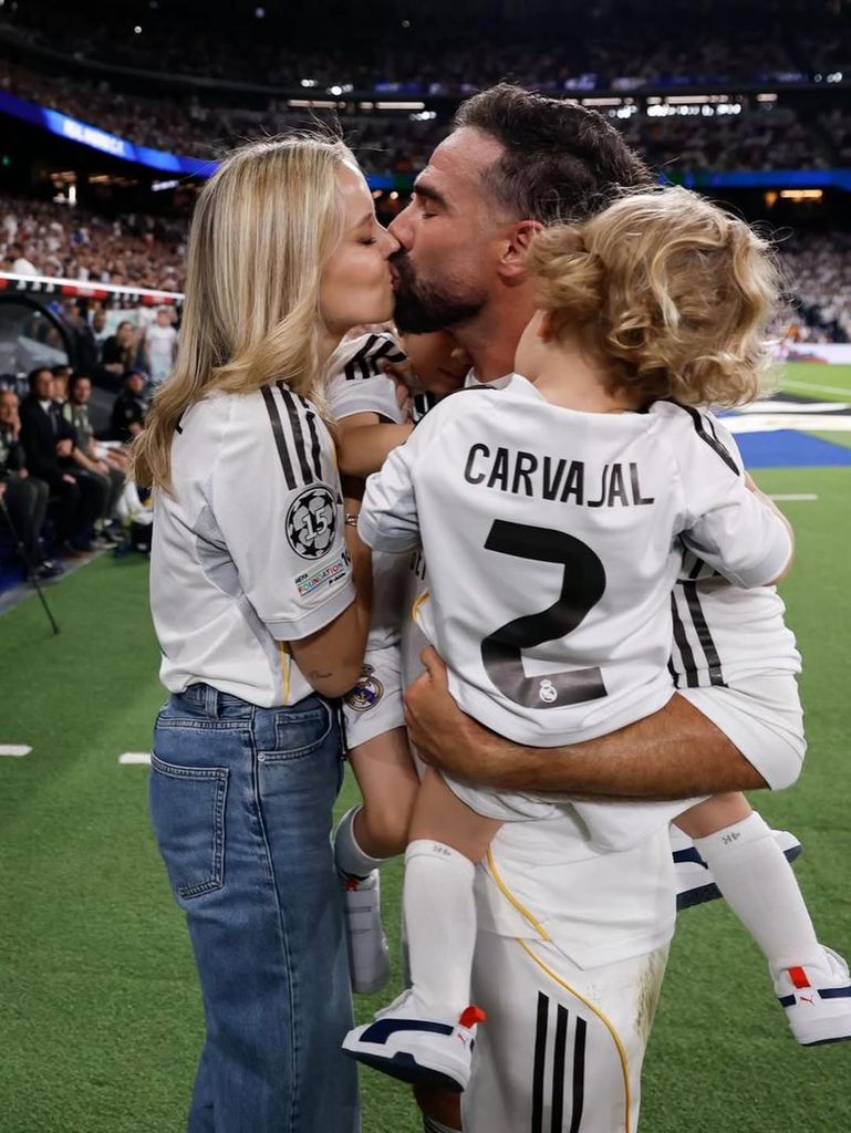 Daphne y Dani posan así de sonrientes y unidos