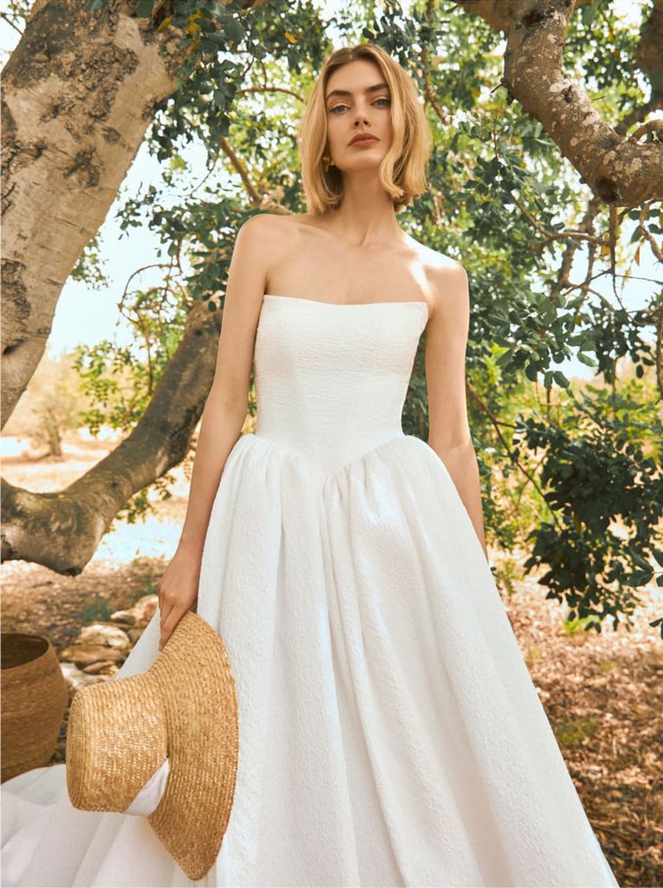 Descubre los vestidos de Pronovias para las novias de 2025, diseños sencillos con detalles