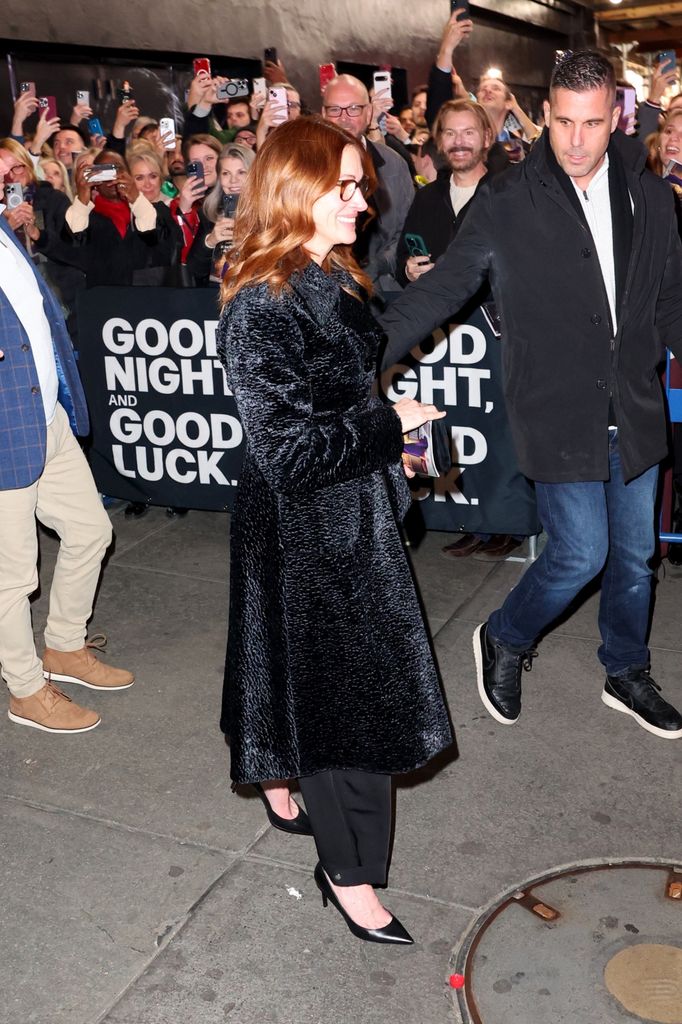 Julia Roberts asiste a la obra de George Clooney en Broadway 'Buenas noches y buena suerte'