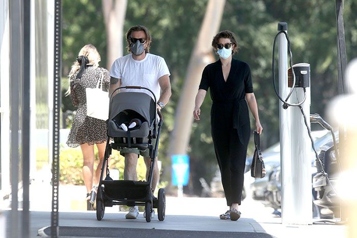 Ewan McGregor y su esposa, MAry Elizabeth Winstead con su hijo