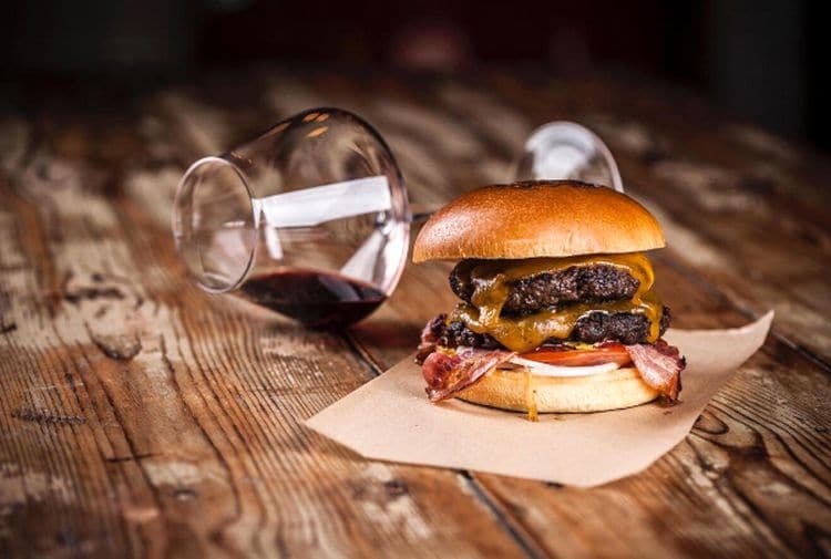 vino-hamburguesa